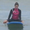 Bianca Rinaldi se diverte durante aula de surfe em praia do Rio