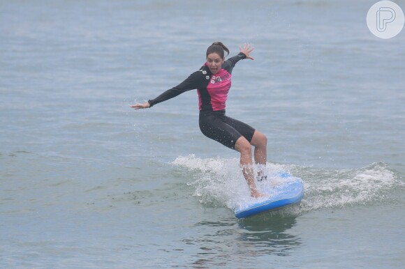 Bianca Rinaldi teve dificuldade em se equilibrar na prancha durante a aula de surfe