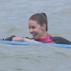 Bianca Rinaldi se diverte com aula de surfe em praia do Rio, nesta terça-feira, 31 de março de 2015
