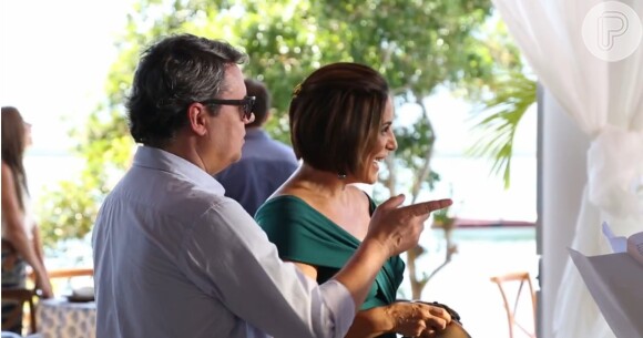 Gloria Pires grava cena do primeiro encontro entre Beatriz, sua personagem, e Diogo (Thiago Martins) em Angra dos Reis, no Rio