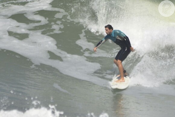 Cauã Reymond surfa no Rio de Janeiro