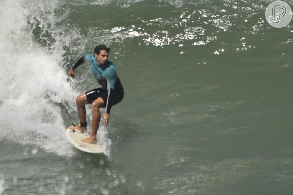 Cauã Reymond surfa em praia do Rio de Janeiro