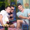 Dudu Azevedo tira foto com o próprio celular junto com Thiago Martins e Max Fercondini, em 'Flor do Caribe'