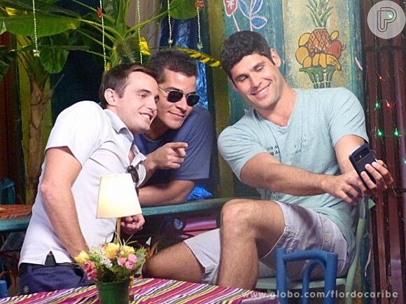 Dudu Azevedo tira foto com o próprio celular junto com Thiago Martins e Max Fercondini, em 'Flor do Caribe'
