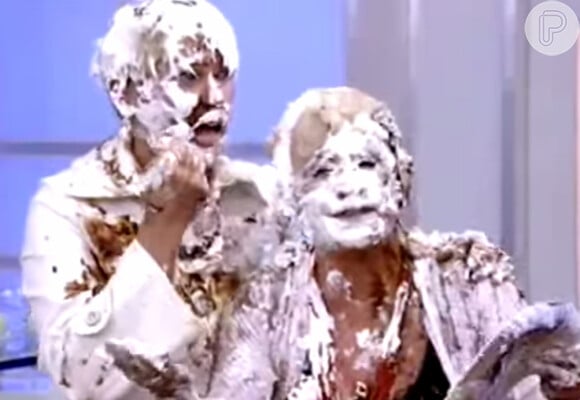 Reconhece? Ana Maria Braga e a amiga Xuxa depois de uma guerra de torta na cara que resultou em muita bagunça e sujeira. Ah! E boas risadas, claro