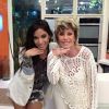 Bem-humorada, a apresentadora posa ao lado da cantora Anitta fazendo a pose clássica da dona do hit 'Show das Poderosas'
