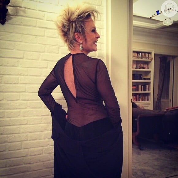 Na sua conta do Instagram, a apresentadora exibe a ótima forma com um look cheio de transparência e a cintura fina
