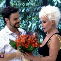 Ana Maria Braga ganha flores de Adrilles, do 'BBB15', no dia do seu aniversário
