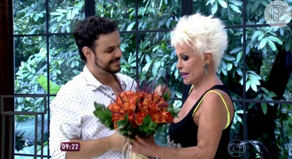 Adrilles entrega flores à Ana Maria Braga no dia do aniversário da apresentadora, no 'Mais Você', nesta quarta-feira, 1º de abril de 2015