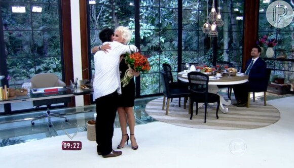 Ana Maria Braga abraça Adrilles ao receber flores no dia do seu aniversário, nesta quarta-feira, 1º de abril de 2015