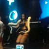 Anitta dança com cobra em show