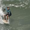 Cauã Reymond surfou na Prainha nesta quinta-feira (9), no Rio de Janeiro