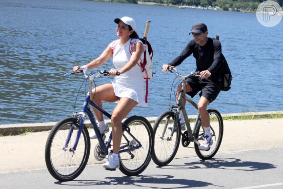 Malu Mader e Tony Bellotto foram clicados nesta sexta-feira, 3 de abril de 2015, na orla da Lagoa Rodrigo de Freitas, no Rio de Janeiro, andando de bicicleta