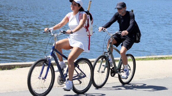Malu Mader e Tony Bellotto passeiam juntos de bicicleta no Rio de Janeiro