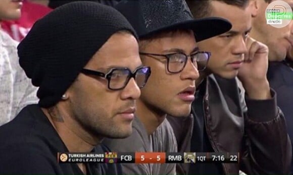 Neymar e Daniel Alves assistem à partida de basquete do barça