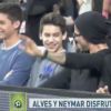 Neymar fez dancinha e cantou com Daniel Alves em jogo de basquete do Barcelona contra o Real Madrid, nesta quinta-feira, 2 de março de 2015