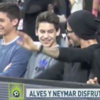 Neymar e Daniel Alves fazem dancinha em jogo de basquete do Barcelona. Veja!