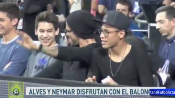 Neymar e Daniel Alves fazem dancinha em jogo de basquete do Barcelona. Veja!