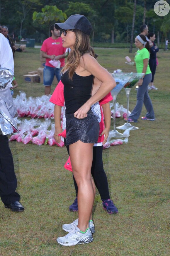 Sabrina Sato participa de aula de ginástica em São Paulo