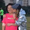 Sabrina Sato beija a mãe, Dona Kika, em evento para comemorar o Dia das Mães