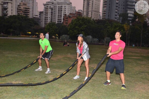 Sabrina Sato participa de aula de ginástica em São Paulo