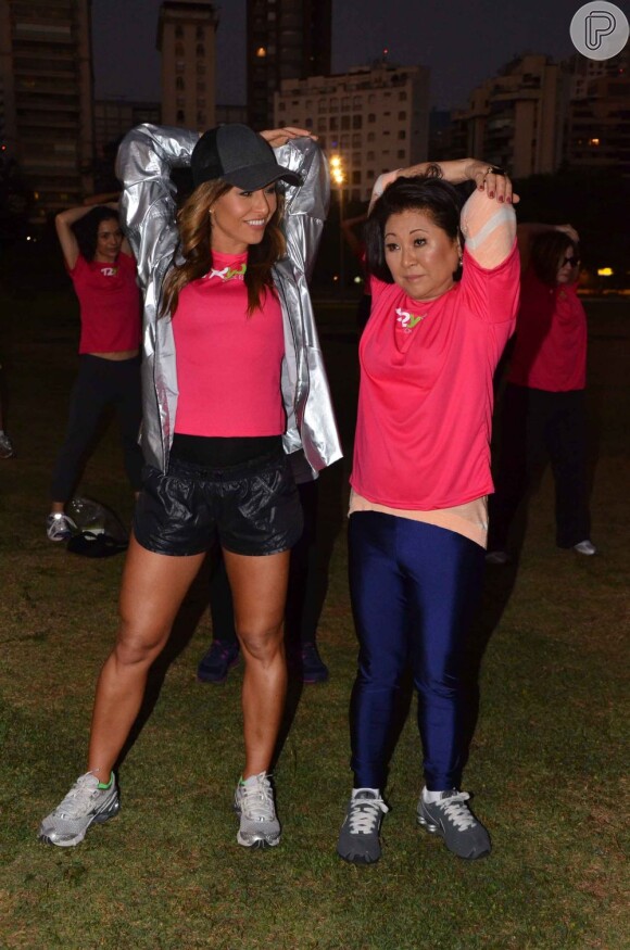 Sabrina Sato se exercita com a mãe, Dona Kika, durante evento em São Paulo