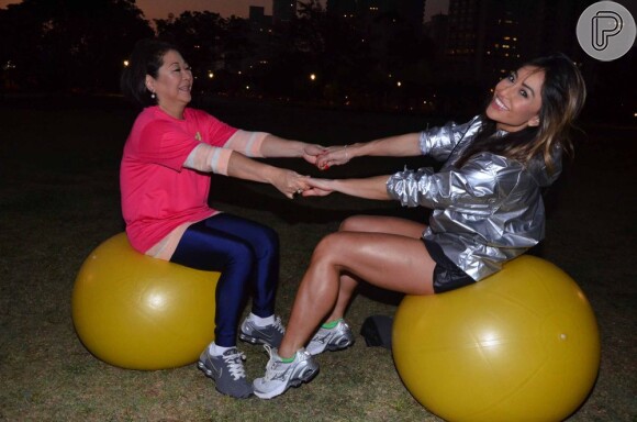 Sabrina Sato participou de uma aula de ginástica com a mãe, Dona Kika, em São Paulo, neste sábado, 11 de maio de 2013