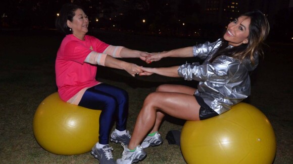 Sabrina Sato faz ginástica com a mãe, Dona Kika, durante evento em São Paulo