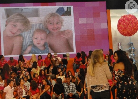 Angélica participa do programa 'Esquenta', da TV Globo, e fala sobre a adoção de um quarto filho, vontade que tem desde muito jovem, em 12 de maio de 2013