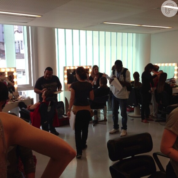 Antonia Frering postou uma foto dos atores na sala de maquiagem montada no Museu de Arte do Rio (MAR), para a gravação do casamento de Helô (Giovanna Antonelli) e Stenio (Alexandre Nero)