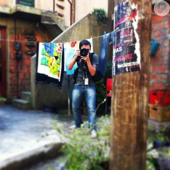 Nanda Costa tirou uma foto do fotógrafo oficial de 'Salve Jorge' e publicou: 'Nosso querido Inácio registrando o FIM da nossa história!'