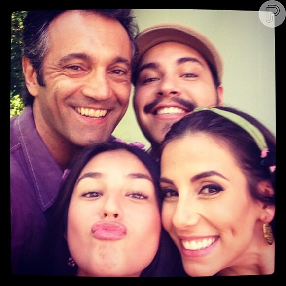 Tania Khalill publicou em seu Instagram uma foto de um momento de descontração ao lado de Yanna Lavigne, Thiago Abravanel e Domingos Montagner