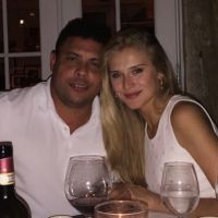 Ronaldo janta com a namorada, Celina Locks, e ganha declaração: 'Te amo'