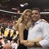 Ronaldo e a namorada, Celina Locks, foram assistir a um jogo de basquete em Miami, na última quarta-feira, 1º de abril