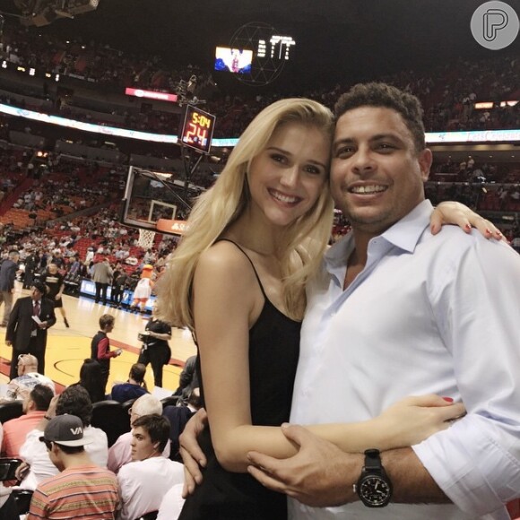 Ronaldo e a namorada, Celina Locks, foram assistir a um jogo de basquete em Miami, na última quarta-feira, 1º de abril