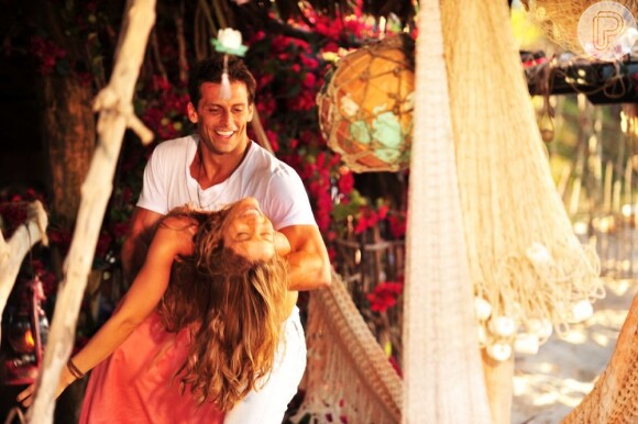 Ester (Grazi Massafera) e Cassiano (Henri Castelli) dançam felizes em sua cabana, na novela 'Flor do Caribe'