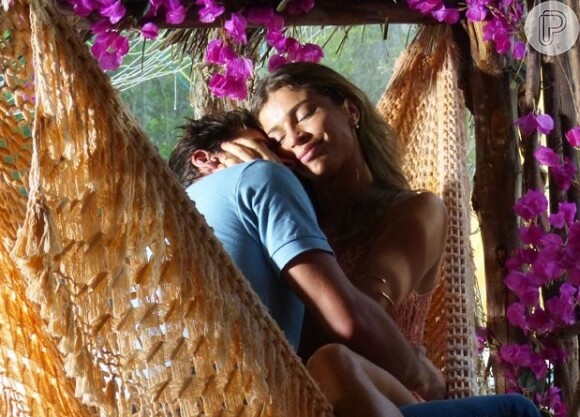 Cassiano (Henri Castelli) e Ester (Grazi Massafera) namoram na rede, na novela 'Flor do Caribe'