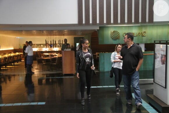 Anitta esteve em shopping da Zona Sul do Rio na tarde desta terça-feira, 7 de abril de 2015