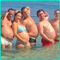 Guilhermina Guinle, grávida de uma menina, exibe barrigão na praia com amigos