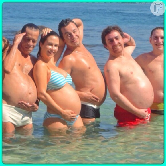 Guilhermina Guinle se diverte com amigos em praia e exibe seu barrigão em foto publicada no Instagram, em 13 de maio de 2013