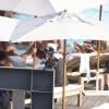 De chapéu e casaco preto, Madonna curte a piscina do hotel Fasano, em Ipanema, na zona sul do Rio, neste sábado, 1º de dezembro de 2012