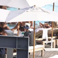 Madonna namora e vigia os filhos em piscina de hotel no Rio