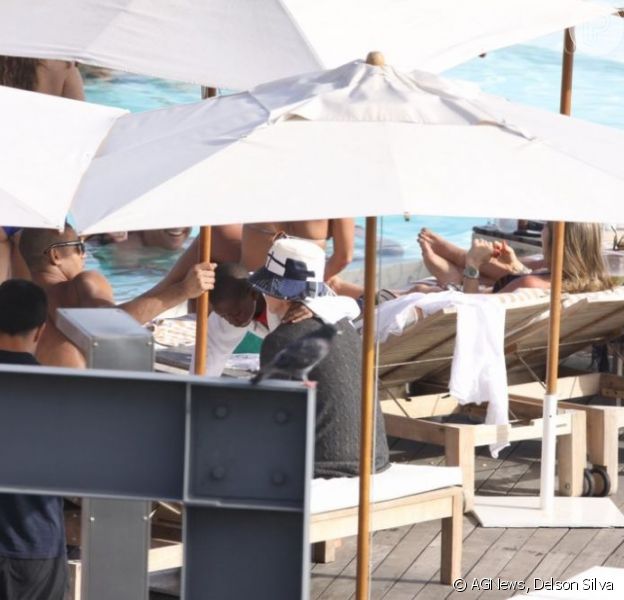 Madonna Namora E Vigia Os Filhos Em Piscina De Hotel No Rio Purepeople