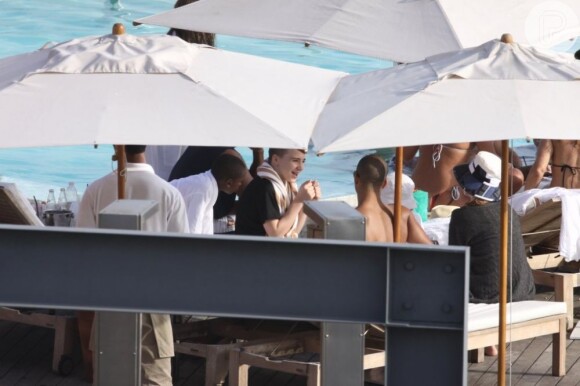 Madonna curte piscina de hotel no Rio com Rocco e Brahim