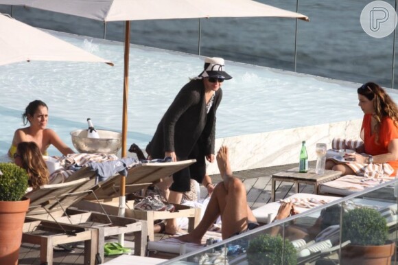 Madonna se levanta para sair da piscina de hotel no Rio