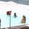 Mercy, filha de Madonna, curte piscina