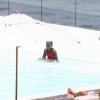 Mercy aproveita a piscina do hotel Fasano