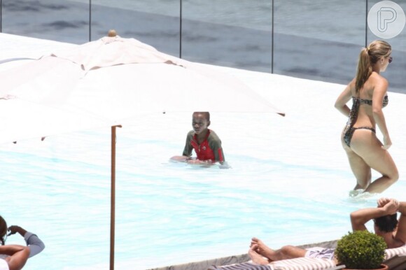 Mercy aproveita a piscina do hotel Fasano