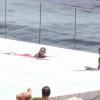 Filhos de Madonna são flagrados na piscina