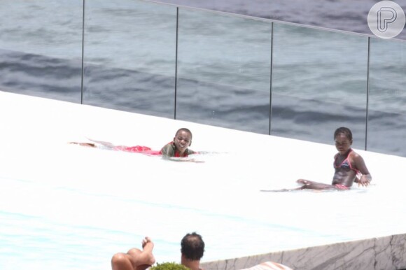 Filhos de Madonna são flagrados na piscina